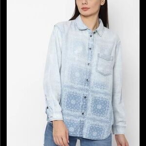 ⭐️AmericanEagleOutfitters Light Blue Floral Button Down Shirt size small